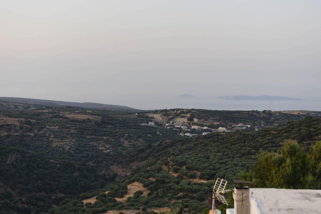 Paraspori Traditional Home With View Exterior foto