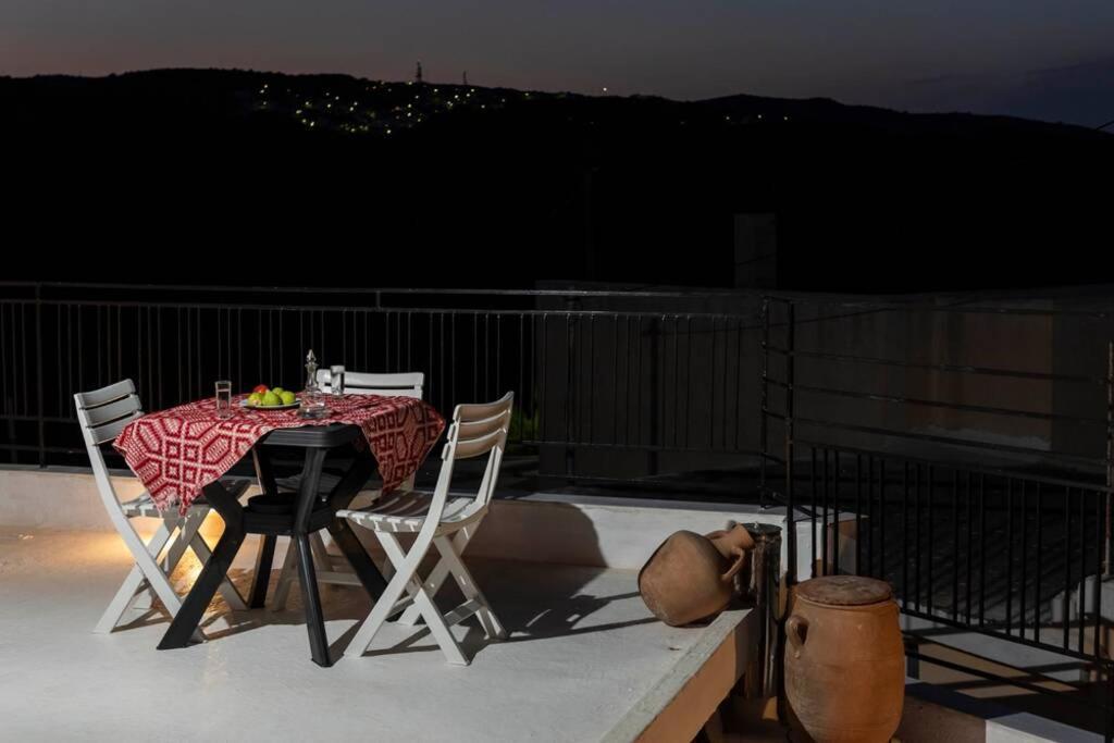 Paraspori Traditional Home With View Exterior foto