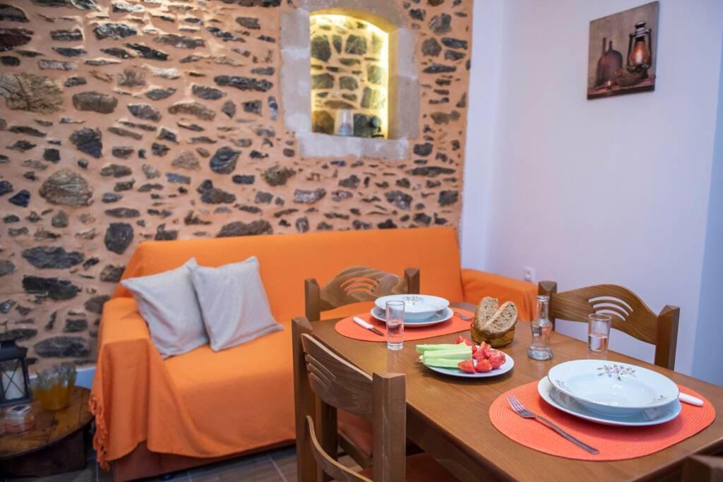 Paraspori Traditional Home With View Exterior foto
